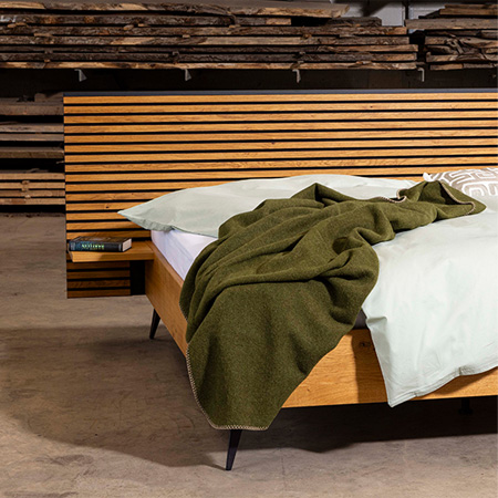 Bett aus regionalem Holz